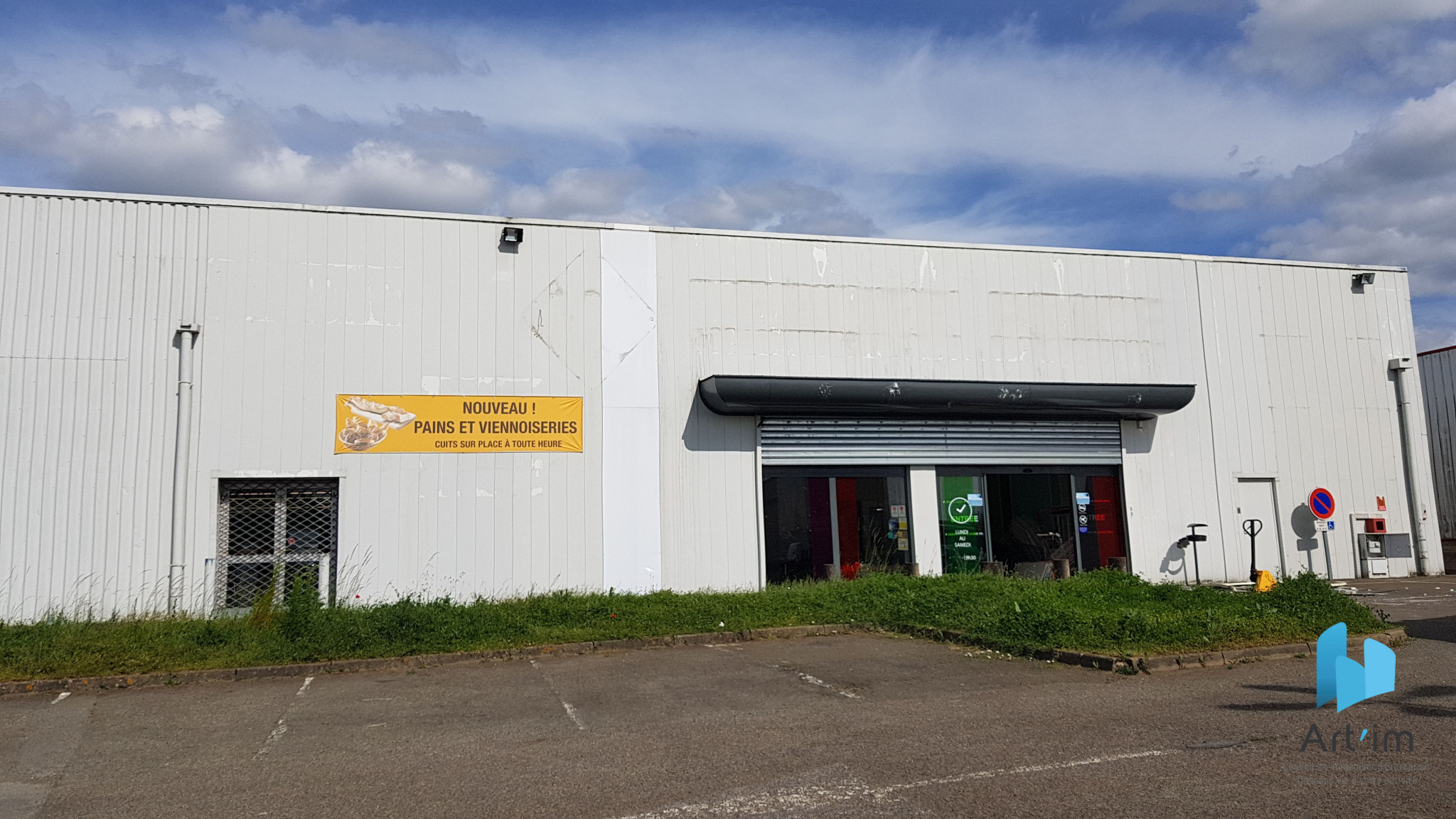 Location immobilier professionnel local commercial zone leclerc sablé